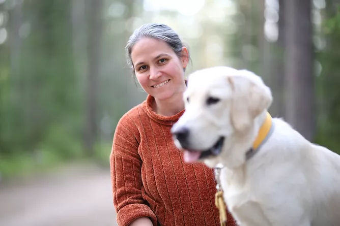 Petra tillsammans med hund. Hon har podden Valpkonsultspodden